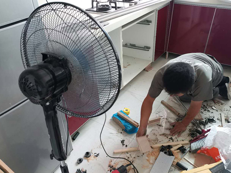 廚房櫥柜門安裝維修：先要固定好頂軌，軌道前飾面與柜櫥表面在同一平面，上下軌平放在預(yù)留位置;然后把兩扇門裝入軌道內(nèi)，使用水平尺或直尺測量門體垂直度，調(diào)整上下軌位置并固定好;再次檢查門體是不是與兩側(cè)平行，我們可以通過調(diào)節(jié)底輪來調(diào)節(jié)門體，達(dá)到邊框與兩側(cè)水平;最后將防跳裝置固定好。