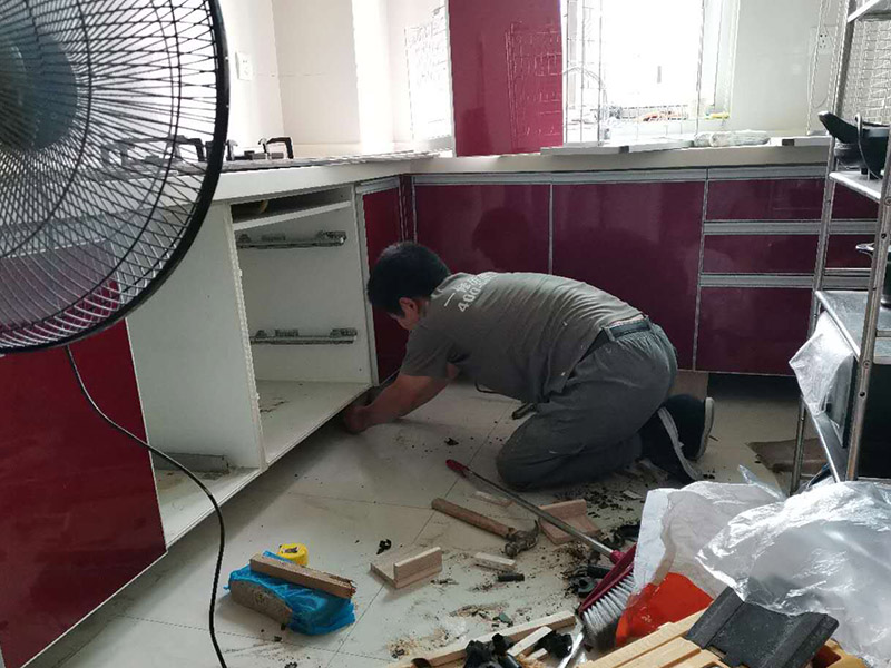 廚房櫥柜門安裝維修：先要固定好頂軌，軌道前飾面與柜櫥表面在同一平面，上下軌平放在預(yù)留位置;然后把兩扇門裝入軌道內(nèi)，使用水平尺或直尺測量門體垂直度，調(diào)整上下軌位置并固定好;再次檢查門體是不是與兩側(cè)平行，我們可以通過調(diào)節(jié)底輪來調(diào)節(jié)門體，達(dá)到邊框與兩側(cè)水平;最后將防跳裝置固定好。