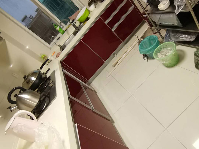 廚房櫥柜門安裝維修：先要固定好頂軌，軌道前飾面與柜櫥表面在同一平面，上下軌平放在預(yù)留位置;然后把兩扇門裝入軌道內(nèi)，使用水平尺或直尺測量門體垂直度，調(diào)整上下軌位置并固定好;再次檢查門體是不是與兩側(cè)平行，我們可以通過調(diào)節(jié)底輪來調(diào)節(jié)門體，達(dá)到邊框與兩側(cè)水平;最后將防跳裝置固定好。