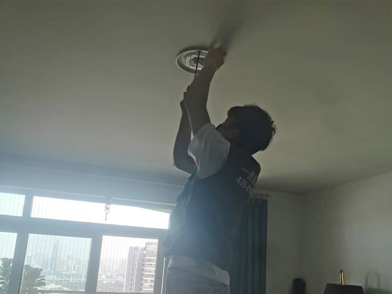 燈具安裝維修：打孔前確定安裝燈具的地方是橡膠板還是樓板，如果是帶孔的樓板，那么在打孔前注意選點(diǎn)，不要把孔打在樓板空的部位，否則安裝的燈具會(huì)不牢固；如果是橡膠板，只需量好尺寸即可。 燈要裝在正中央。如果是在客廳裝燈，可以通過(guò)借助電視機(jī)的中心點(diǎn)來(lái)確定燈具的安裝位置。 安裝燈具前必須依照安裝圖清點(diǎn)各種配件。配件缺失或是不吻合就無(wú)法安裝。 安裝時(shí)先確認(rèn)墻內(nèi)預(yù)埋的電線線路走向，不能在安裝時(shí)打到電線。一旦碰到線路，不僅無(wú)法順利安裝，還要對(duì)線路進(jìn)行維修。 安裝前檢查線路是否正常。