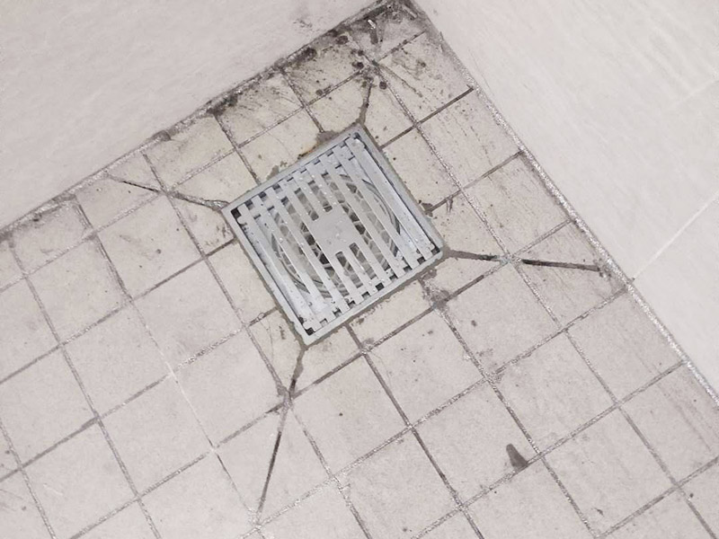 地漏更換安裝：拿起子和鉗子，把原來的地漏完全取出來，并清除周邊的水泥，清理沙粒、水泥等雜物。清除干凈后，用紙巾把水吸干凈，用抹布清理管道口，清理完成后取出抹布，放入地漏檢查地漏高低是否合適。清理干凈后，取適量的防滲水材料并和拌均勻，這里最好用防漏水的水泥，否則水有可能會滲入下一層。然后把和拌均勻的防漏水的水泥涂抹到凹槽及新地漏的周邊，等2分鐘，把地漏放入凹槽，注意平整，最后第1-2毫米。把蘸過水的過濾軸放入地漏底座，并適當(dāng)?shù)男D(zhuǎn)使過濾軸周邊的硅膠與底座充分結(jié)合，并放上過濾網(wǎng)，并打掃地漏周邊。更換完成。