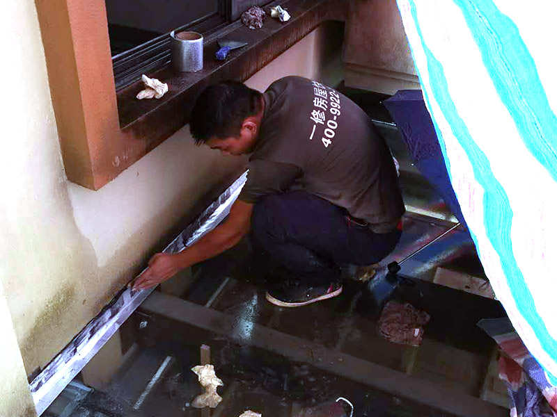 墻角局部防水施工：基面處理是基礎(chǔ)，基面處理是防水施工的關(guān)鍵，施工前須清理基面，以確保其堅(jiān)固、平整、干凈，無(wú)灰塵、油膩、蠟、脫模劑等以及其它碎屑物質(zhì)，如有孔隙、裂縫等缺陷的，須預(yù)先用水泥砂漿修補(bǔ)抹平，陰陽(yáng)角處應(yīng)抹成圓弧形。涂刷方法要注意，涂刷時(shí)力度均勻，注意不要漏刷;前后兩遍涂刷時(shí)保持垂直相交的角度，以充分覆蓋到位;單次涂刷不宜過(guò)厚，特別是管口和轉(zhuǎn)角處，不能超過(guò)1mm，防止干固后產(chǎn)生裂縫。