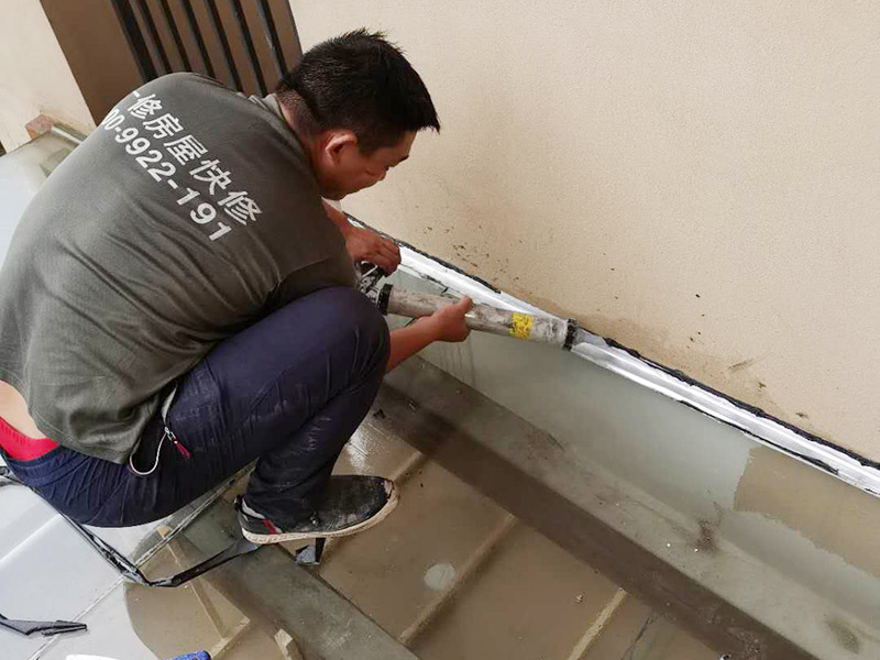 屋頂防水打膠案例：不少建筑新建成就滲漏，老建筑的滲漏現(xiàn)象更嚴(yán)重。第一步：把玻璃的邊清理干凈。把玻璃固定到位。在玻璃邊緣3mm處貼美文紙。第二步：用結(jié)構(gòu)膠往縫里填到60％。第三步：用和縫大小的泡抹棒往里壓填充，把膠往玻璃與型材的縫里擠。第四步：填充耐候密封膠，用刮刀來(lái)回30度角度刮2遍。缺膠的補(bǔ)上。30分內(nèi)把紙揭掉。