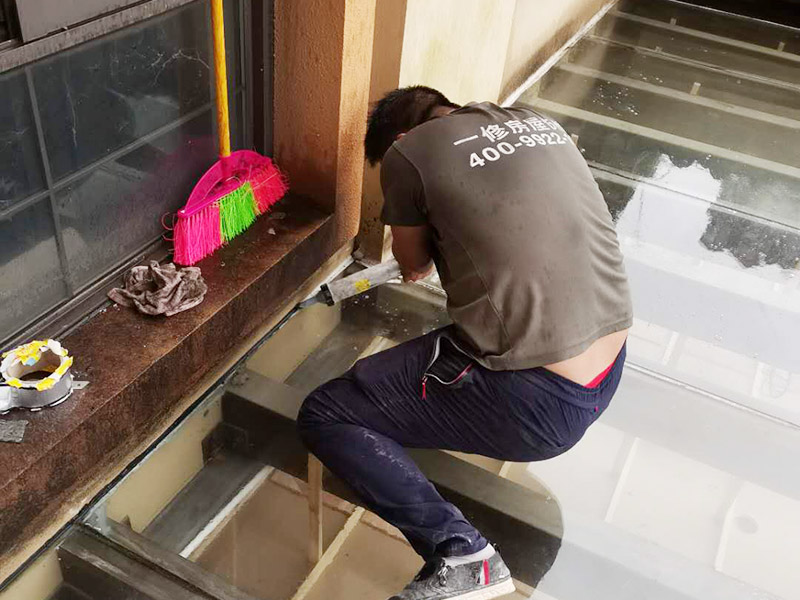 屋頂防水打膠案例：不少建筑新建成就滲漏，老建筑的滲漏現(xiàn)象更嚴(yán)重。第一步：把玻璃的邊清理干凈。把玻璃固定到位。在玻璃邊緣3mm處貼美文紙。第二步：用結(jié)構(gòu)膠往縫里填到60％。第三步：用和縫大小的泡抹棒往里壓填充，把膠往玻璃與型材的縫里擠。第四步：填充耐候密封膠，用刮刀來(lái)回30度角度刮2遍。缺膠的補(bǔ)上。30分內(nèi)把紙揭掉。