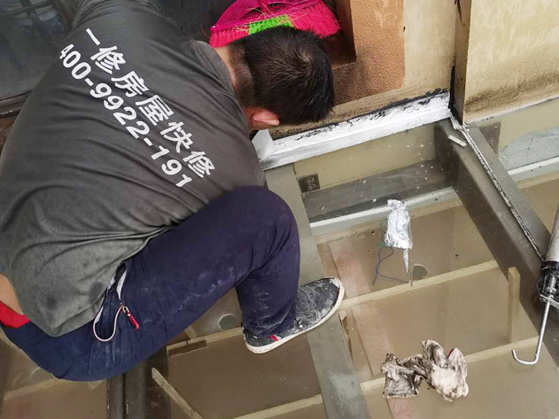 屋頂防水打膠案例：不少建筑新建成就滲漏，老建筑的滲漏現(xiàn)象更嚴(yán)重。第一步：把玻璃的邊清理干凈。把玻璃固定到位。在玻璃邊緣3mm處貼美文紙。第二步：用結(jié)構(gòu)膠往縫里填到60％。第三步：用和縫大小的泡抹棒往里壓填充，把膠往玻璃與型材的縫里擠。第四步：填充耐候密封膠，用刮刀來(lái)回30度角度刮2遍。缺膠的補(bǔ)上。30分內(nèi)把紙揭掉。