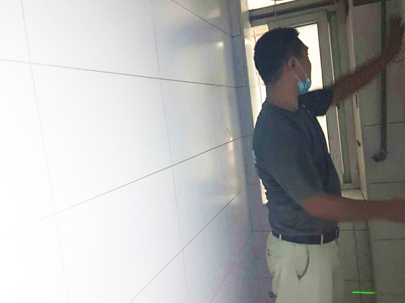 衛(wèi)生間局部改造:衛(wèi)生間的排水管道盡量不要做大的改動，換掉出現(xiàn)問題的管道，水壓不夠的老房子，可以加增壓泵，泵的大小根據(jù)水壓的大小而定。電路的改造一般是衛(wèi)生間翻新的重頭戲，多年以前的線路最好全部換新，需要的更多插座位置要做好預(yù)留，比如智能馬桶。線路盡可能的掩藏，不能掩藏的用防水性好的絕緣管道包起來。 新電器的安裝也要選擇防水性較好的產(chǎn)品，如衛(wèi)生間的電源開關(guān)、插座等。衛(wèi)生間的吊頂幾乎需要全部重新做安排。最好采用鋁扣板的吊頂，不要選擇PVC的吊頂材料，容易使水蒸氣凝結(jié)下滴。坐便器最好不要改動位置，整棟樓的坐便器都在同一個下水道。改動不當(dāng)，即便抬高坐便器的位置，仍有可能導(dǎo)致通水不暢。小移位用移位器。