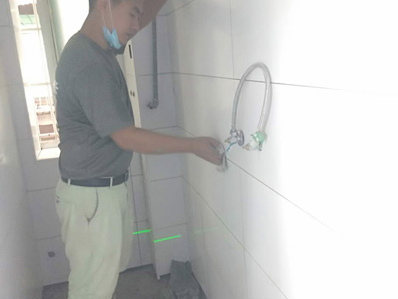 衛(wèi)生間局部改造:衛(wèi)生間的排水管道盡量不要做大的改動，換掉出現(xiàn)問題的管道，水壓不夠的老房子，可以加增壓泵，泵的大小根據(jù)水壓的大小而定。電路的改造一般是衛(wèi)生間翻新的重頭戲，多年以前的線路最好全部換新，需要的更多插座位置要做好預(yù)留，比如智能馬桶。線路盡可能的掩藏，不能掩藏的用防水性好的絕緣管道包起來。 新電器的安裝也要選擇防水性較好的產(chǎn)品，如衛(wèi)生間的電源開關(guān)、插座等。衛(wèi)生間的吊頂幾乎需要全部重新做安排。最好采用鋁扣板的吊頂，不要選擇PVC的吊頂材料，容易使水蒸氣凝結(jié)下滴。坐便器最好不要改動位置，整棟樓的坐便器都在同一個下水道。改動不當(dāng)，即便抬高坐便器的位置，仍有可能導(dǎo)致通水不暢。小移位用移位器。