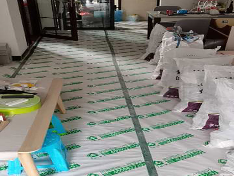 地面成品保護(hù)：滿鋪成品瓦楞紙板，再用干凈彩條布滿鋪在普通石膏板上，在彩條布交接處及轉(zhuǎn)角處用膠帶固定，也可選用木芯板或三夾板。材料選用視上人、車情況而定。 所有成品飾面板在安裝好后必須用PE保護(hù)膜覆蓋包起來，所有成品飾面板的陽角位必須用硬質(zhì)紙護(hù)角或泡沫棉進(jìn)行保護(hù)性包裝，防止交被其他施工人員碰撞。 1、入戶門扇用公司統(tǒng)一的門貼進(jìn)行全面包裹保護(hù)，用透明膠帶將保護(hù)膜粘貼牢固平整。 2、用標(biāo)準(zhǔn)保護(hù)膜將門框三面保護(hù)完整并固定牢固。 3、工程完工后拆除保護(hù)膜時(shí)如果有粘貼時(shí)的膠痕，應(yīng)用酒精或?qū)Ｓ玫那逦蹌┣宄z。