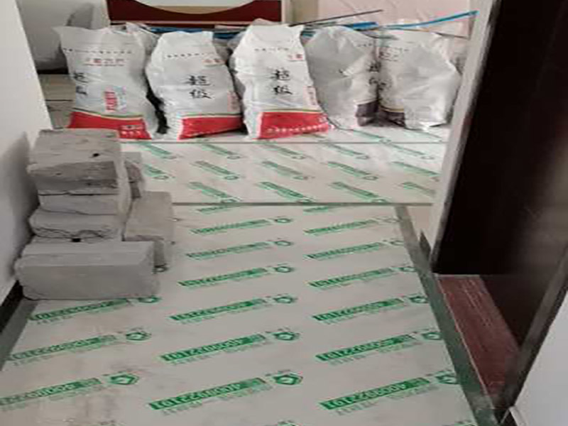 地面成品保護(hù)：滿鋪成品瓦楞紙板，再用干凈彩條布滿鋪在普通石膏板上，在彩條布交接處及轉(zhuǎn)角處用膠帶固定，也可選用木芯板或三夾板。材料選用視上人、車情況而定。 所有成品飾面板在安裝好后必須用PE保護(hù)膜覆蓋包起來，所有成品飾面板的陽角位必須用硬質(zhì)紙護(hù)角或泡沫棉進(jìn)行保護(hù)性包裝，防止交被其他施工人員碰撞。 1、入戶門扇用公司統(tǒng)一的門貼進(jìn)行全面包裹保護(hù)，用透明膠帶將保護(hù)膜粘貼牢固平整。 2、用標(biāo)準(zhǔn)保護(hù)膜將門框三面保護(hù)完整并固定牢固。 3、工程完工后拆除保護(hù)膜時(shí)如果有粘貼時(shí)的膠痕，應(yīng)用酒精或?qū)Ｓ玫那逦蹌┣宄z。