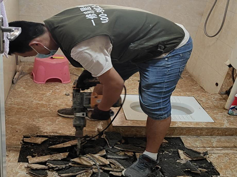 衛(wèi)生間地磚拆除：首先，拆除瓷磚時要用電，而電是從客廳臨時拉的，為了避免在施工過程中發(fā)生觸電的現(xiàn)象，將電拉進衛(wèi)生間內。其次，舊房改造拆除瓷磚時可以用沖擊電鉆，這種工具方便快捷，可自由更換。但在使用前應檢查其是否靈活，可以通過空轉一分鐘的方法進行檢驗。用完之后及時進行清理。用具的拆除，可以提前將其拆除，也可以在拆磚的過程中同時進行。但并不是所有的用具都可以提前拆除，馬桶必須在瓷磚拆除之后才可以拆掉，要不然掉落的瓷磚會砸壞馬桶。用具拆除后，應將露出的電線接口用絕緣的東西綁住。