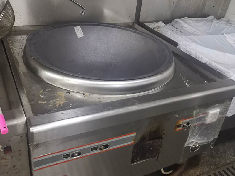 廚房灶具翻新：燃?xì)庠畹氖褂闷谙奘?年?？筛鶕?jù)產(chǎn)品出廠日期來進(jìn)行判斷。半數(shù)以上家庭的灶具，都是&ldquo;超齡服役&rdquo;，如果家中燃?xì)庠蠲黠@已經(jīng)老化，或者沒有熄火保護(hù)裝置，最好利用天然氣置換的機(jī)會(huì)，重新購置新灶具。燃?xì)獗P不僅可以取下，而且灶具面板造型簡單，沒有花俏的凸凹。誰做飯能保證不迸濺油漬和雜物？如果燃?xì)獗P取不下來，如果灶具面板凸凹起伏，那可怎么清理？所以當(dāng)燃?xì)獗P取下后，就相當(dāng)容易打理了。