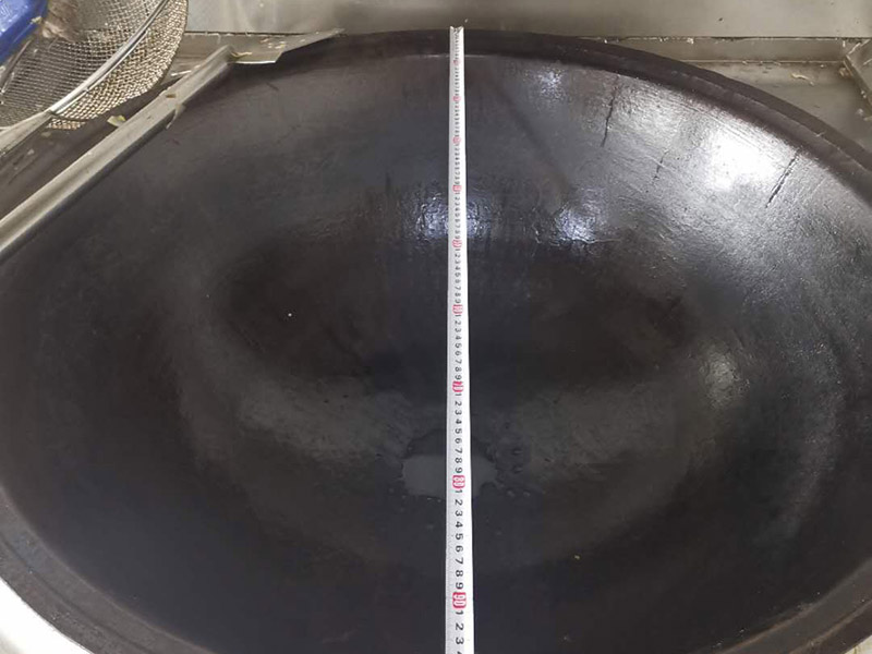 廚房灶具翻新：燃?xì)庠畹氖褂闷谙奘?年?？筛鶕?jù)產(chǎn)品出廠日期來進(jìn)行判斷。半數(shù)以上家庭的灶具，都是&ldquo;超齡服役&rdquo;，如果家中燃?xì)庠蠲黠@已經(jīng)老化，或者沒有熄火保護(hù)裝置，最好利用天然氣置換的機(jī)會(huì)，重新購置新灶具。燃?xì)獗P不僅可以取下，而且灶具面板造型簡單，沒有花俏的凸凹。誰做飯能保證不迸濺油漬和雜物？如果燃?xì)獗P取不下來，如果灶具面板凸凹起伏，那可怎么清理？所以當(dāng)燃?xì)獗P取下后，就相當(dāng)容易打理了。