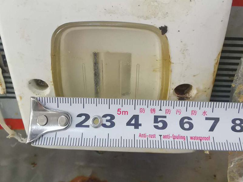 廚房灶具翻新：燃?xì)庠畹氖褂闷谙奘?年?？筛鶕?jù)產(chǎn)品出廠日期來進(jìn)行判斷。半數(shù)以上家庭的灶具，都是&ldquo;超齡服役&rdquo;，如果家中燃?xì)庠蠲黠@已經(jīng)老化，或者沒有熄火保護(hù)裝置，最好利用天然氣置換的機(jī)會(huì)，重新購置新灶具。燃?xì)獗P不僅可以取下，而且灶具面板造型簡單，沒有花俏的凸凹。誰做飯能保證不迸濺油漬和雜物？如果燃?xì)獗P取不下來，如果灶具面板凸凹起伏，那可怎么清理？所以當(dāng)燃?xì)獗P取下后，就相當(dāng)容易打理了。