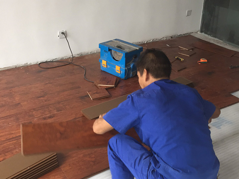 木地板安裝方案:首先對于實木地板的安裝肯定要做好事前的檢查，檢查地面是否平整，地面的表面的各種高低值要不相差3mm，其地面還要干燥，整潔，要不留一點雜質(zhì),地板安裝的施工方法是采用平鋪式的施工方法，將地板距離墻邊、立柱等一些固定的物體之間的距離要留出大約9mm的長度，鋪裝的時候，還要確保每塊地板需要錯開30cm進(jìn)行鋪裝，這樣看其來就非常美觀。鋪裝時，現(xiàn)在地面上鋪一層大約2mm厚度的地墊，其材質(zhì)高密度聚乙烯制成，接口處需要用膠帶將其封住，然后再在地面上鋪上一層厚度為0.5mm以上的薄膜，然后在接縫處重接至50mm以上，最后用膠帶進(jìn)行密封。