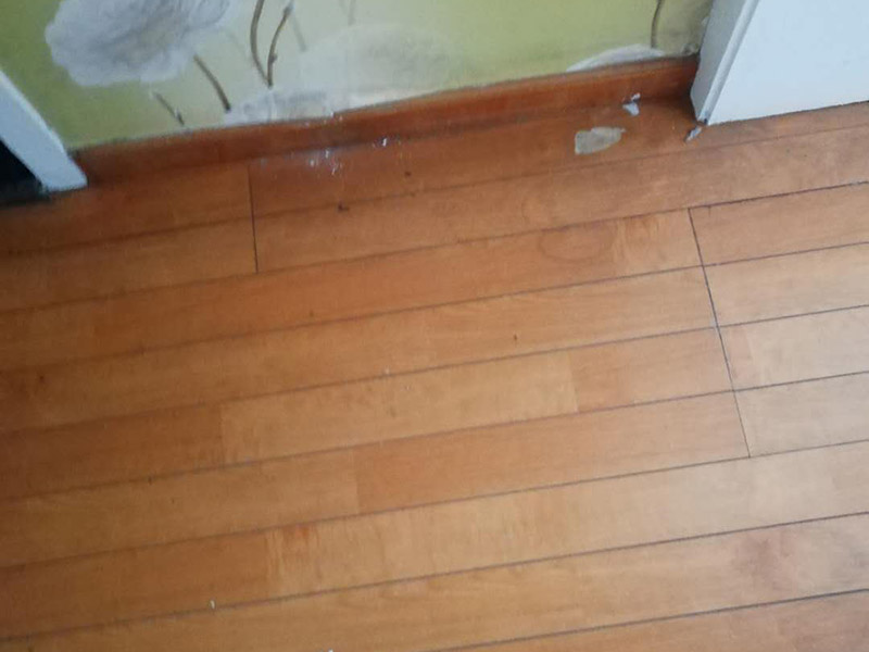 地板局部維修翻新：起下需替換的地板。用一字螺絲刀即將替換的地板短邊處鑿出一個(gè)1厘米長(zhǎng)的縫隙,再用曲線鋸將需替換的地板表面鋸成十字形的鋸縫;然后將分紅四小片的地板取出。 整理膠水。用鋼鋸條整理原接口殘留的膠水,并確保整理好的榫槽便于裝置,假如整理不完全,接縫會(huì)不平或不嚴(yán)。能夠用有新榫頭小片地板在接口上來(lái)回滑動(dòng),找出殘留膠跡并鏟除,使修正后的地板漂亮。