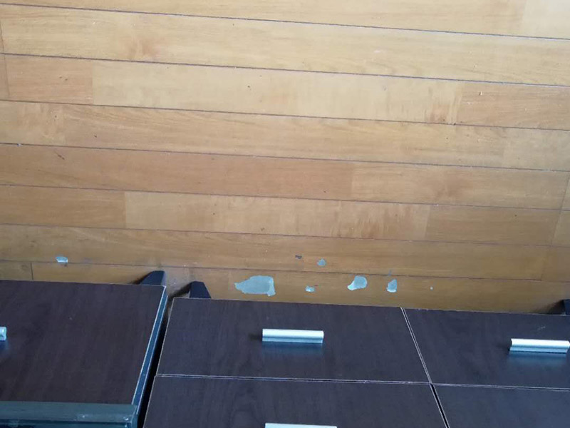 地板局部維修翻新：起下需替換的地板。用一字螺絲刀即將替換的地板短邊處鑿出一個(gè)1厘米長(zhǎng)的縫隙,再用曲線鋸將需替換的地板表面鋸成十字形的鋸縫;然后將分紅四小片的地板取出。 整理膠水。用鋼鋸條整理原接口殘留的膠水,并確保整理好的榫槽便于裝置,假如整理不完全,接縫會(huì)不平或不嚴(yán)。能夠用有新榫頭小片地板在接口上來(lái)回滑動(dòng),找出殘留膠跡并鏟除,使修正后的地板漂亮。