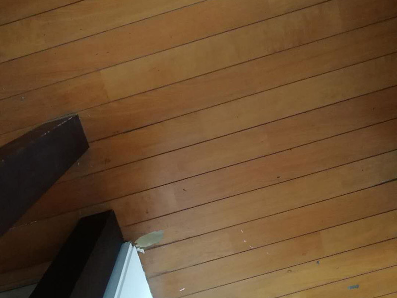 地板局部維修翻新：起下需替換的地板。用一字螺絲刀即將替換的地板短邊處鑿出一個(gè)1厘米長(zhǎng)的縫隙,再用曲線鋸將需替換的地板表面鋸成十字形的鋸縫;然后將分紅四小片的地板取出。 整理膠水。用鋼鋸條整理原接口殘留的膠水,并確保整理好的榫槽便于裝置,假如整理不完全,接縫會(huì)不平或不嚴(yán)。能夠用有新榫頭小片地板在接口上來(lái)回滑動(dòng),找出殘留膠跡并鏟除,使修正后的地板漂亮。