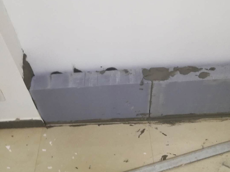 砌磚封門洞維修：裝修中封門洞就是在門上方有一個長方形的窗口，把那個封起來就是封門洞　　 老式房屋的門上方都帶氣窗，門洞總高度都在2.4-2.5m，而現(xiàn)在裝修門洞高度只留到2.1m左右，還有近40cm的高度的空洞需要封堵，這就叫門洞封堵?！　?裝修封門洞的方法一般都用石膏板，但能代替石膏板的材料也有很多。還有用紅磚砌