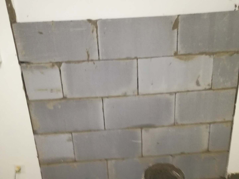 砌磚封門洞維修：裝修中封門洞就是在門上方有一個長方形的窗口，把那個封起來就是封門洞　　 老式房屋的門上方都帶氣窗，門洞總高度都在2.4-2.5m，而現(xiàn)在裝修門洞高度只留到2.1m左右，還有近40cm的高度的空洞需要封堵，這就叫門洞封堵?！　?裝修封門洞的方法一般都用石膏板，但能代替石膏板的材料也有很多。還有用紅磚砌