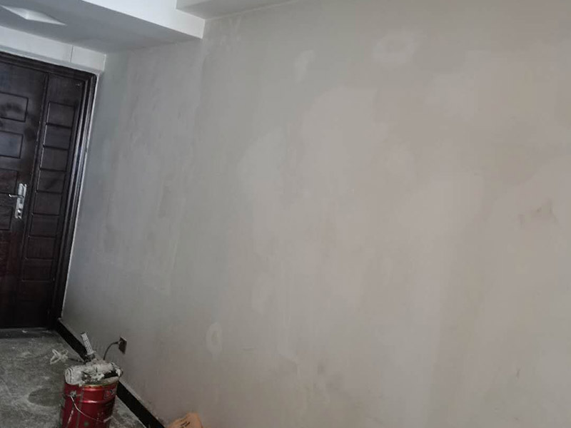 墻面找平刷漆：墻面基層加固?；鶎邮杷傻囊茸鲧P除，可以使用大品牌的專用墻面加固劑。防水處理。衛(wèi)生間、廚房背面的墻體，長期潮濕水汽從墻體背后透出，會(huì)導(dǎo)致漆膜起泡脫落發(fā)霉，推薦使用防水漿料，可有效抵御水汽干擾。石膏板及吊頂接縫。像有些油漆品牌有專業(yè)的石膏基接縫膏以及配套的接縫紙帶，讓接縫平整牢固。抗裂處理。因?yàn)榉课莩两?，原始基層材料問題，導(dǎo)致墻體會(huì)有開裂或細(xì)小裂痕，配套膩?zhàn)邮褂镁W(wǎng)格布，讓抗裂有保障。墻面底層找平和面層收光。推薦使用成品膩?zhàn)樱恍杼砑忧逅?，?qiáng)度可靠，平整環(huán)保，底子打的好，面層更耐久。打磨平整，這個(gè)太重要了，有條件的可以批三層膩?zhàn)印，F(xiàn)在工人為了省事，都是打磨一遍就草草了事，比較負(fù)責(zé)的方法是，打磨完一遍后，上底漆時(shí)把有坑的地方補(bǔ)齊又打磨，上了面漆一遍后，又檢查再補(bǔ)齊又打磨。