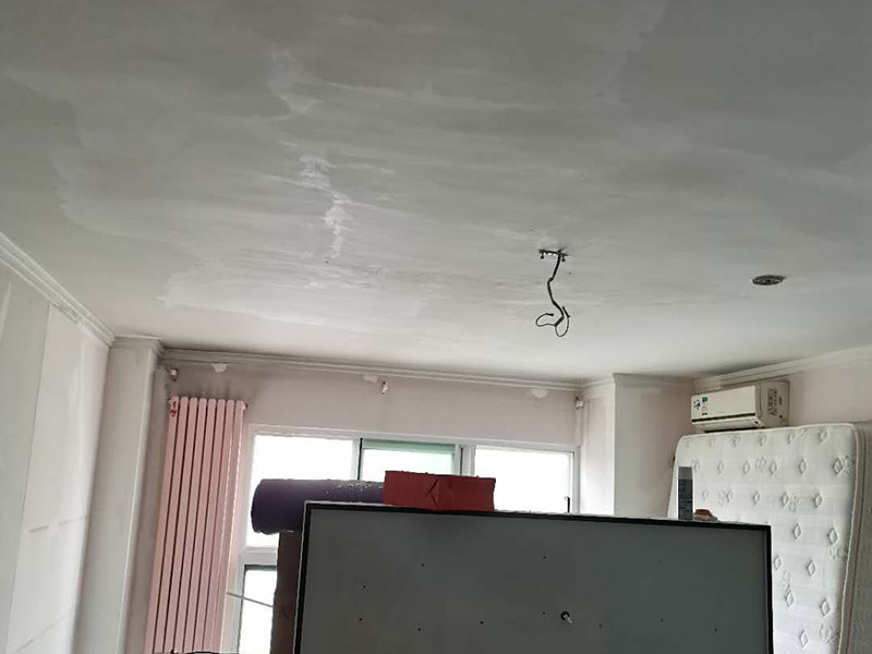 墻面找平刷漆：墻面基層加固。基層疏松的要先做鏟除，可以使用大品牌的專用墻面加固劑。防水處理。衛(wèi)生間、廚房背面的墻體，長期潮濕水汽從墻體背后透出，會(huì)導(dǎo)致漆膜起泡脫落發(fā)霉，推薦使用防水漿料，可有效抵御水汽干擾。石膏板及吊頂接縫。像有些油漆品牌有專業(yè)的石膏基接縫膏以及配套的接縫紙帶，讓接縫平整牢固。抗裂處理。因?yàn)榉课莩两?，原始基層材料問題，導(dǎo)致墻體會(huì)有開裂或細(xì)小裂痕，配套膩?zhàn)邮褂镁W(wǎng)格布，讓抗裂有保障。墻面底層找平和面層收光。推薦使用成品膩?zhàn)樱恍杼砑忧逅?，?qiáng)度可靠，平整環(huán)保，底子打的好，面層更耐久。打磨平整，這個(gè)太重要了，有條件的可以批三層膩?zhàn)印，F(xiàn)在工人為了省事，都是打磨一遍就草草了事，比較負(fù)責(zé)的方法是，打磨完一遍后，上底漆時(shí)把有坑的地方補(bǔ)齊又打磨，上了面漆一遍后，又檢查再補(bǔ)齊又打磨。