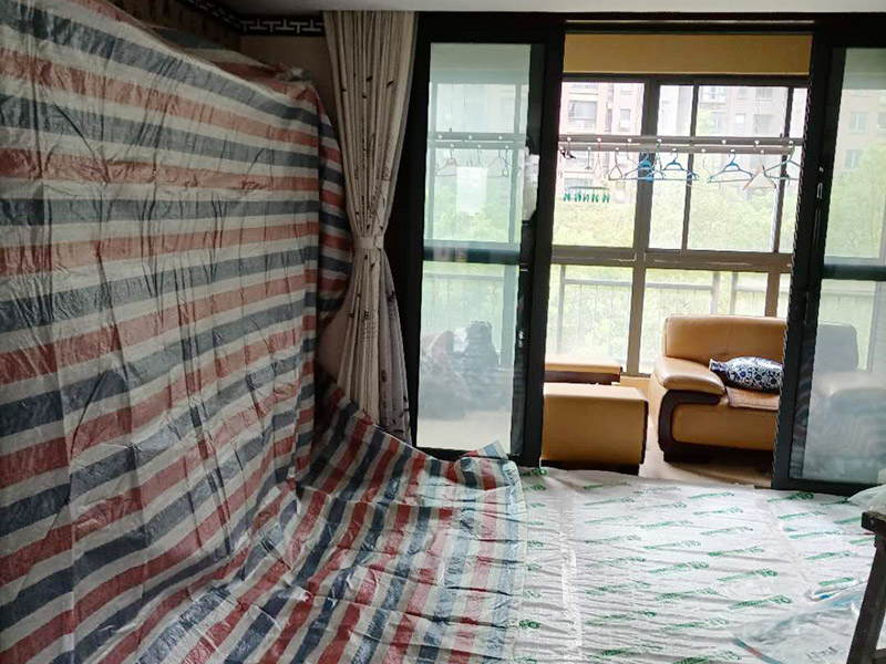 天花板翻新家具保護(hù):入戶門扇用公司統(tǒng)一的門貼進(jìn)行全面包裹保護(hù)，用透明膠帶將保護(hù)膜粘貼牢固平整。 用標(biāo)準(zhǔn)保護(hù)膜將門框三面保護(hù)完整并固定牢固。 工程完工后拆除保護(hù)膜時(shí)如果有粘貼時(shí)的膠痕，應(yīng)用酒精或?qū)Ｓ玫那逦蹌┣宄z痕。 用標(biāo)準(zhǔn)保護(hù)膜將室內(nèi)所有外窗固定扇進(jìn)行保護(hù)，字樣朝外且保護(hù)膜上標(biāo)識(shí)或字樣保持橫平豎直，保護(hù)膜鋪貼平整固定牢固。 工程完工后拆除保護(hù)膜時(shí)如果有粘貼時(shí)的膠痕，應(yīng)用酒精或?qū)Ｓ玫那逦蹌┣宄z痕。