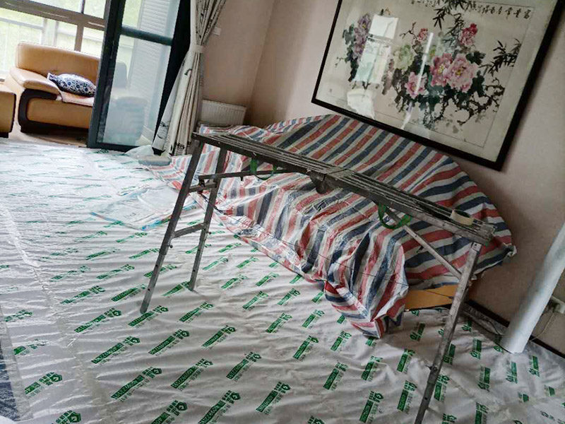 天花板翻新家具保護(hù):入戶門扇用公司統(tǒng)一的門貼進(jìn)行全面包裹保護(hù)，用透明膠帶將保護(hù)膜粘貼牢固平整。 用標(biāo)準(zhǔn)保護(hù)膜將門框三面保護(hù)完整并固定牢固。 工程完工后拆除保護(hù)膜時(shí)如果有粘貼時(shí)的膠痕，應(yīng)用酒精或?qū)Ｓ玫那逦蹌┣宄z痕。 用標(biāo)準(zhǔn)保護(hù)膜將室內(nèi)所有外窗固定扇進(jìn)行保護(hù)，字樣朝外且保護(hù)膜上標(biāo)識(shí)或字樣保持橫平豎直，保護(hù)膜鋪貼平整固定牢固。 工程完工后拆除保護(hù)膜時(shí)如果有粘貼時(shí)的膠痕，應(yīng)用酒精或?qū)Ｓ玫那逦蹌┣宄z痕。