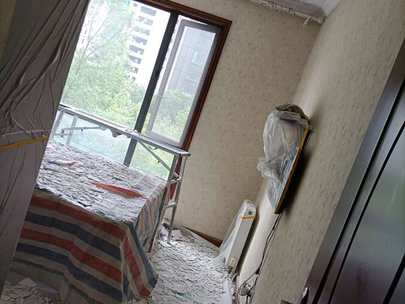 天花板鏟除裝修：所掉天花板周邊的200㎜范圍內(nèi)必須鑿除，而在鑿除過(guò)程中，絕不能采用沖擊鉆等機(jī)具或人工大力鑿除。只能是用人力輕輕鑿除，以免影響到周邊。原有樓板底面必須用鋼絲刷擦洗干凈，如果表面太光滑，須用鑿子輕輕鑿毛，再清洗干凈。用水泥油或1:1水泥砂漿在該位置掃毛。三日后，用比原設(shè)計(jì)要求的強(qiáng)度等級(jí)高一級(jí)的水泥砂漿批平即可。最后安裝前期一系列準(zhǔn)備完成后，就開(kāi)始補(bǔ)掉落地方的天花板。