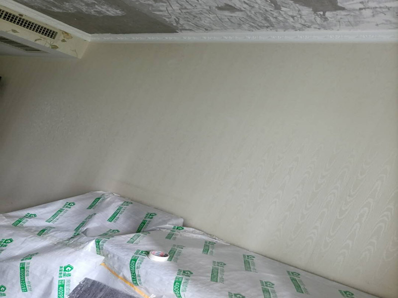 天花板鏟除裝修：所掉天花板周邊的200㎜范圍內(nèi)必須鑿除，而在鑿除過(guò)程中，絕不能采用沖擊鉆等機(jī)具或人工大力鑿除。只能是用人力輕輕鑿除，以免影響到周邊。原有樓板底面必須用鋼絲刷擦洗干凈，如果表面太光滑，須用鑿子輕輕鑿毛，再清洗干凈。用水泥油或1:1水泥砂漿在該位置掃毛。三日后，用比原設(shè)計(jì)要求的強(qiáng)度等級(jí)高一級(jí)的水泥砂漿批平即可。最后安裝前期一系列準(zhǔn)備完成后，就開(kāi)始補(bǔ)掉落地方的天花板。