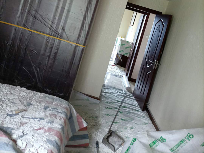 天花板鏟除裝修：所掉天花板周邊的200㎜范圍內(nèi)必須鑿除，而在鑿除過(guò)程中，絕不能采用沖擊鉆等機(jī)具或人工大力鑿除。只能是用人力輕輕鑿除，以免影響到周邊。原有樓板底面必須用鋼絲刷擦洗干凈，如果表面太光滑，須用鑿子輕輕鑿毛，再清洗干凈。用水泥油或1:1水泥砂漿在該位置掃毛。三日后，用比原設(shè)計(jì)要求的強(qiáng)度等級(jí)高一級(jí)的水泥砂漿批平即可。最后安裝前期一系列準(zhǔn)備完成后，就開(kāi)始補(bǔ)掉落地方的天花板。