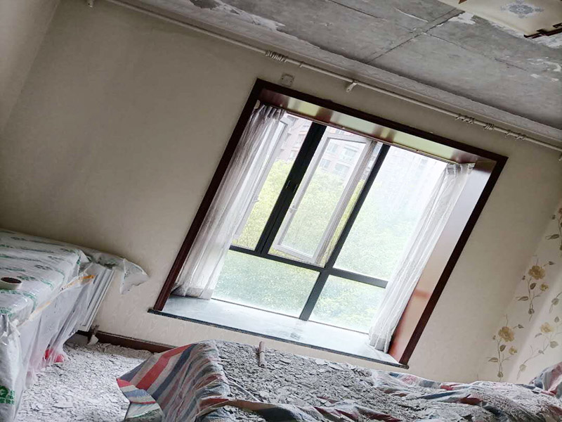 天花板鏟除裝修：所掉天花板周邊的200㎜范圍內(nèi)必須鑿除，而在鑿除過(guò)程中，絕不能采用沖擊鉆等機(jī)具或人工大力鑿除。只能是用人力輕輕鑿除，以免影響到周邊。原有樓板底面必須用鋼絲刷擦洗干凈，如果表面太光滑，須用鑿子輕輕鑿毛，再清洗干凈。用水泥油或1:1水泥砂漿在該位置掃毛。三日后，用比原設(shè)計(jì)要求的強(qiáng)度等級(jí)高一級(jí)的水泥砂漿批平即可。最后安裝前期一系列準(zhǔn)備完成后，就開(kāi)始補(bǔ)掉落地方的天花板。