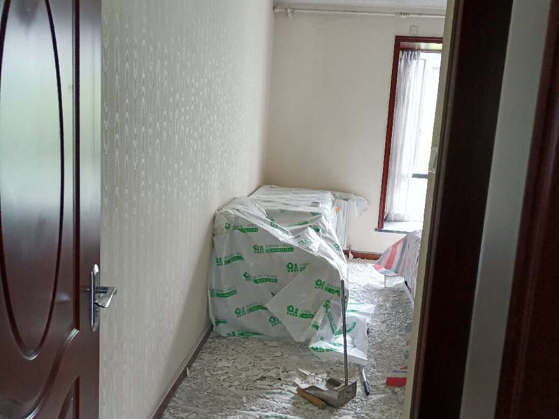 天花板鏟除裝修：所掉天花板周邊的200㎜范圍內(nèi)必須鑿除，而在鑿除過(guò)程中，絕不能采用沖擊鉆等機(jī)具或人工大力鑿除。只能是用人力輕輕鑿除，以免影響到周邊。原有樓板底面必須用鋼絲刷擦洗干凈，如果表面太光滑，須用鑿子輕輕鑿毛，再清洗干凈。用水泥油或1:1水泥砂漿在該位置掃毛。三日后，用比原設(shè)計(jì)要求的強(qiáng)度等級(jí)高一級(jí)的水泥砂漿批平即可。最后安裝前期一系列準(zhǔn)備完成后，就開(kāi)始補(bǔ)掉落地方的天花板。