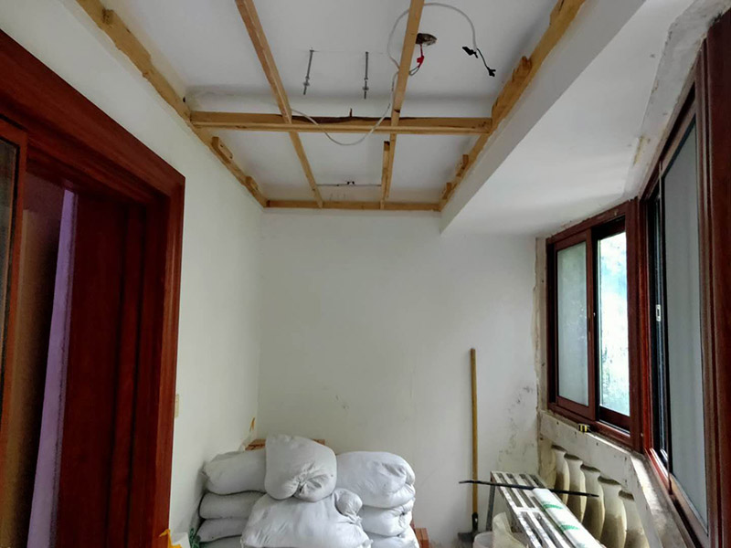 陽(yáng)臺(tái)裝修翻新:1、老墻面在翻新前一定要做墻面基底處理，粉化嚴(yán)重要鏟除,鏟除后披純白水泥一遍,原墻面過(guò)于光滑、刷過(guò)油漆、乳膠漆的須作鏟除后做打磨處理。把粘結(jié)不牢的表皮及浮塵去掉,便于新涂料和墻體粘結(jié).如果有掉皮的凹進(jìn)去的部分最好有膩?zhàn)友a(bǔ)一下。  　　 2、墻面底漆的作用是抗堿防潮、封固基材、保護(hù)面漆、提高面漆的質(zhì)感和遮蓋力。尤其是老房翻新，墻面一定要做底漆，直接上面漆墻面容易起泡發(fā)霉，日照久了墻面顏色也容易發(fā)生變化。  　　 3、對(duì)于已上漆墻面的修補(bǔ)相對(duì)而言很難達(dá)到理想效果，所以對(duì)于已上漆墻面的修補(bǔ)最好是整塊的墻面，或盡可能選擇較大的面積進(jìn)行修補(bǔ)，這樣可以盡量避免色差。  　　 4、注意按照漆桶說(shuō)明配比及涂刷,最好估算好用量,一次準(zhǔn)備足夠的量更為重要,這樣才能保證顏色相同。涂料廠雖然提供了色卡,但由于老墻面本身堿性比較強(qiáng)，效果可能會(huì)有差距。