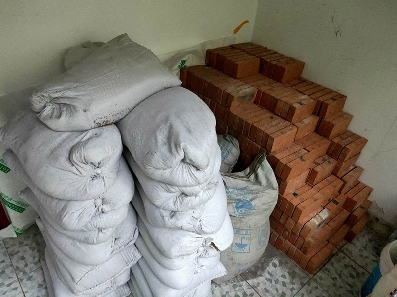 陽(yáng)臺(tái)裝修翻新:1、老墻面在翻新前一定要做墻面基底處理，粉化嚴(yán)重要鏟除,鏟除后披純白水泥一遍,原墻面過(guò)于光滑、刷過(guò)油漆、乳膠漆的須作鏟除后做打磨處理。把粘結(jié)不牢的表皮及浮塵去掉,便于新涂料和墻體粘結(jié).如果有掉皮的凹進(jìn)去的部分最好有膩?zhàn)友a(bǔ)一下。  　　 2、墻面底漆的作用是抗堿防潮、封固基材、保護(hù)面漆、提高面漆的質(zhì)感和遮蓋力。尤其是老房翻新，墻面一定要做底漆，直接上面漆墻面容易起泡發(fā)霉，日照久了墻面顏色也容易發(fā)生變化。  　　 3、對(duì)于已上漆墻面的修補(bǔ)相對(duì)而言很難達(dá)到理想效果，所以對(duì)于已上漆墻面的修補(bǔ)最好是整塊的墻面，或盡可能選擇較大的面積進(jìn)行修補(bǔ)，這樣可以盡量避免色差。  　　 4、注意按照漆桶說(shuō)明配比及涂刷,最好估算好用量,一次準(zhǔn)備足夠的量更為重要,這樣才能保證顏色相同。涂料廠雖然提供了色卡,但由于老墻面本身堿性比較強(qiáng)，效果可能會(huì)有差距。