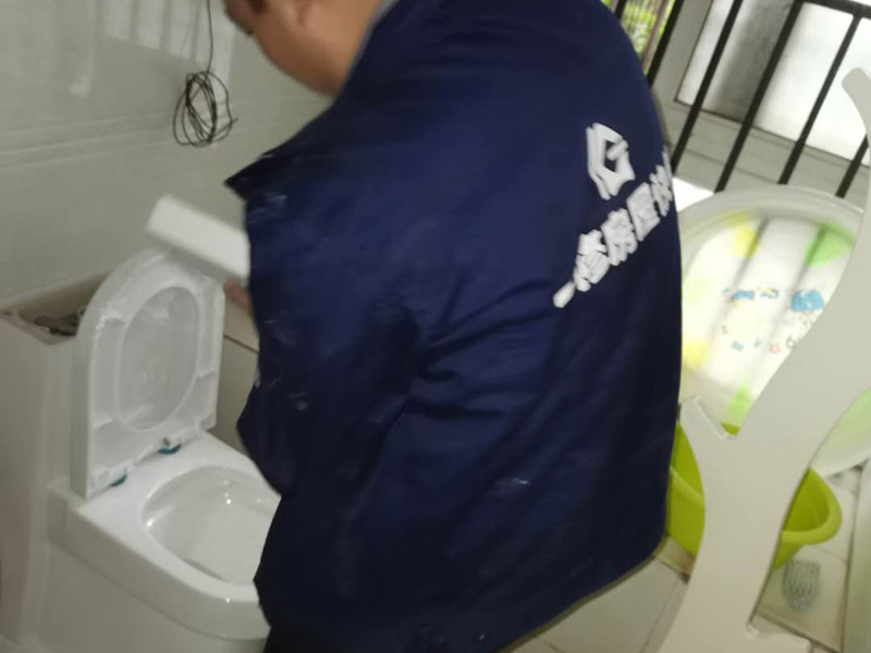 衛(wèi)生間馬桶安裝：必須查看一下排污管道內(nèi)是不是有泥沙、廢紙等雜物的堵塞，同時(shí)也要檢查清楚馬桶所安裝的位置地面前后左右是否水平，不平需要找平。確認(rèn)好排污管的中心，方法很簡(jiǎn)單，就是把馬桶翻轉(zhuǎn)過來，然后在馬桶的排污口中心處劃出十字中心線，注意下十字中心線則要延伸到馬桶底部以及四周的腳邊。先把馬桶與地面排污口的十字線對(duì)準(zhǔn)，確保水平安裝馬桶的同時(shí)再用力壓緊密封圈，下一步就是安裝地腳的螺絲與裝飾帽固定馬桶。固定馬桶后，需要在排污口安裝專用的密封圈，或者在四周涂上一圈玻璃膠（油灰）或是水泥砂漿，建議水泥與砂的比例則為1:3。