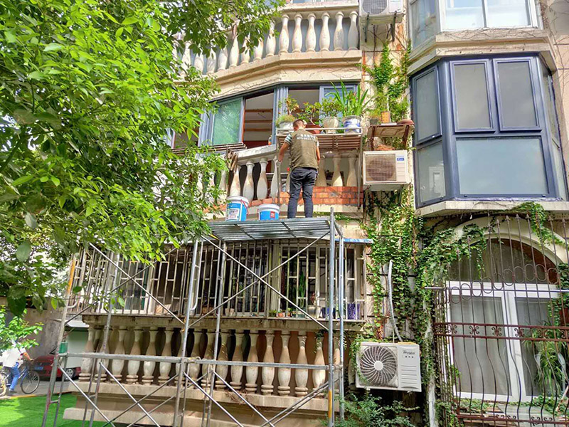 陽臺(tái)裝修改造:設(shè)計(jì)是進(jìn)行裝修的指導(dǎo)，所以要裝修的好，第一步就是要做好設(shè)計(jì)，有些業(yè)主認(rèn)為陽臺(tái)那么小的空間還需要設(shè)計(jì)什么?其實(shí)陽臺(tái)的排水、吊頂、墻壁、地面、布局都是需要進(jìn)行設(shè)計(jì)的。 對(duì)于想要擁有精致陽臺(tái)的業(yè)主來說吊頂是必不可少的，因?yàn)樗梢孕揎椏涌油萃莸奶旎ò灞砻?。讓陽臺(tái)看上去更加的工整干凈。門窗是陽臺(tái)裝修當(dāng)中很重要的環(huán)節(jié)，在進(jìn)行門窗的選材一定要注意選擇防水防潮材質(zhì)的，窗戶既要考慮到采光又要考慮到防風(fēng)等等。