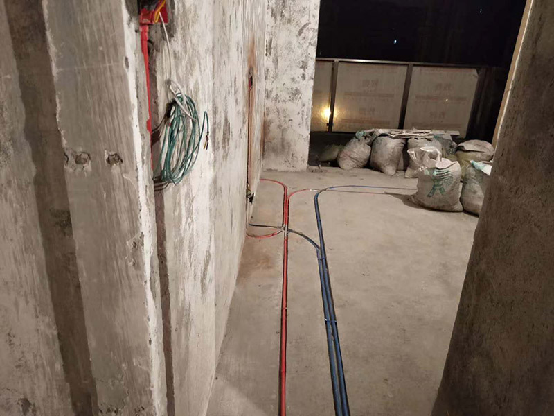 電路布線安裝：首先要根據(jù) 你對(duì)電的用途進(jìn)行電路定位，定位完成后，電工根據(jù)定位和電路走向，開(kāi)布線槽，線路槽很有講究，要橫平豎直，不過(guò)，規(guī)范的做法，不允許開(kāi)橫槽，因?yàn)闀?huì)影響墻的承受力。布線一般采用線管暗埋的方式。線管有冷彎管和PVC管兩種，冷彎管可以彎曲而不斷裂，是布線的最好選擇，因?yàn)樗霓D(zhuǎn)角是有弧度的，線可以隨時(shí)更換，而不用開(kāi)墻。
