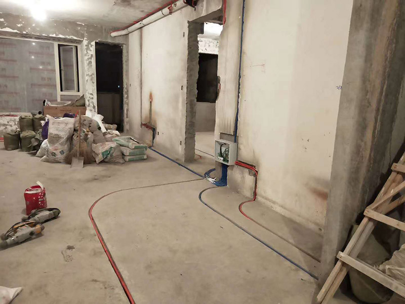 電路布線安裝：首先要根據(jù) 你對(duì)電的用途進(jìn)行電路定位，定位完成后，電工根據(jù)定位和電路走向，開(kāi)布線槽，線路槽很有講究，要橫平豎直，不過(guò)，規(guī)范的做法，不允許開(kāi)橫槽，因?yàn)闀?huì)影響墻的承受力。布線一般采用線管暗埋的方式。線管有冷彎管和PVC管兩種，冷彎管可以彎曲而不斷裂，是布線的最好選擇，因?yàn)樗霓D(zhuǎn)角是有弧度的，線可以隨時(shí)更換，而不用開(kāi)墻。