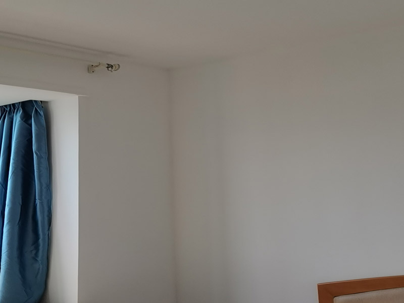 墻面翻新裝修:首先在做翻新的時(shí)候一定要把之前的墻面給處理干凈，粉化嚴(yán)重的一定要鏟除干凈。由于之前的墻面有刷過油漆和乳膠漆，所在做完鏟除后一定要做打磨處理，將原來墻體上的結(jié)實(shí)的表皮及浮沉全部清理掉，如果說墻體出現(xiàn)小部分的凹陷以及裂縫的話可以用膩?zhàn)由晕⑻钛a(bǔ)一下。清理干凈的墻面一定要刷一道底漆，墻面底漆的主要作用就是抗堿防潮、封固基材、保護(hù)面漆、提高面漆的質(zhì)量以及遮蓋力。 在修補(bǔ)的過程中要是沒有做到全面，并且上漆過程已經(jīng)做了的話那就會(huì)顯得相當(dāng)?shù)穆闊?，上漆工程完成后的話再?duì)沒有修補(bǔ)到的地方進(jìn)行修補(bǔ)的話就會(huì)很難達(dá)到預(yù)想效果，最大的問題就是會(huì)導(dǎo)致色差的問題，所以在修補(bǔ)的時(shí)候一定要做到仔細(xì)、全面，不要為后面的工程造成負(fù)擔(dān)。