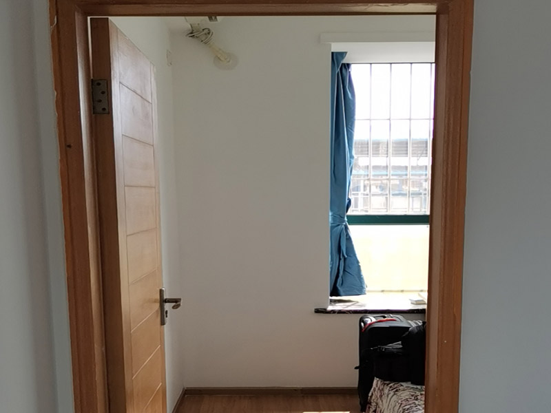 墻面翻新裝修:首先在做翻新的時(shí)候一定要把之前的墻面給處理干凈，粉化嚴(yán)重的一定要鏟除干凈。由于之前的墻面有刷過油漆和乳膠漆，所在做完鏟除后一定要做打磨處理，將原來墻體上的結(jié)實(shí)的表皮及浮沉全部清理掉，如果說墻體出現(xiàn)小部分的凹陷以及裂縫的話可以用膩?zhàn)由晕⑻钛a(bǔ)一下。清理干凈的墻面一定要刷一道底漆，墻面底漆的主要作用就是抗堿防潮、封固基材、保護(hù)面漆、提高面漆的質(zhì)量以及遮蓋力。 在修補(bǔ)的過程中要是沒有做到全面，并且上漆過程已經(jīng)做了的話那就會(huì)顯得相當(dāng)?shù)穆闊?，上漆工程完成后的話再?duì)沒有修補(bǔ)到的地方進(jìn)行修補(bǔ)的話就會(huì)很難達(dá)到預(yù)想效果，最大的問題就是會(huì)導(dǎo)致色差的問題，所以在修補(bǔ)的時(shí)候一定要做到仔細(xì)、全面，不要為后面的工程造成負(fù)擔(dān)。