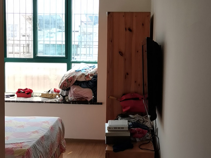 墻面翻新裝修:首先在做翻新的時(shí)候一定要把之前的墻面給處理干凈，粉化嚴(yán)重的一定要鏟除干凈。由于之前的墻面有刷過油漆和乳膠漆，所在做完鏟除后一定要做打磨處理，將原來墻體上的結(jié)實(shí)的表皮及浮沉全部清理掉，如果說墻體出現(xiàn)小部分的凹陷以及裂縫的話可以用膩?zhàn)由晕⑻钛a(bǔ)一下。清理干凈的墻面一定要刷一道底漆，墻面底漆的主要作用就是抗堿防潮、封固基材、保護(hù)面漆、提高面漆的質(zhì)量以及遮蓋力。 在修補(bǔ)的過程中要是沒有做到全面，并且上漆過程已經(jīng)做了的話那就會(huì)顯得相當(dāng)?shù)穆闊掀峁こ掏瓿珊蟮脑捲賹?duì)沒有修補(bǔ)到的地方進(jìn)行修補(bǔ)的話就會(huì)很難達(dá)到預(yù)想效果，最大的問題就是會(huì)導(dǎo)致色差的問題，所以在修補(bǔ)的時(shí)候一定要做到仔細(xì)、全面，不要為后面的工程造成負(fù)擔(dān)。