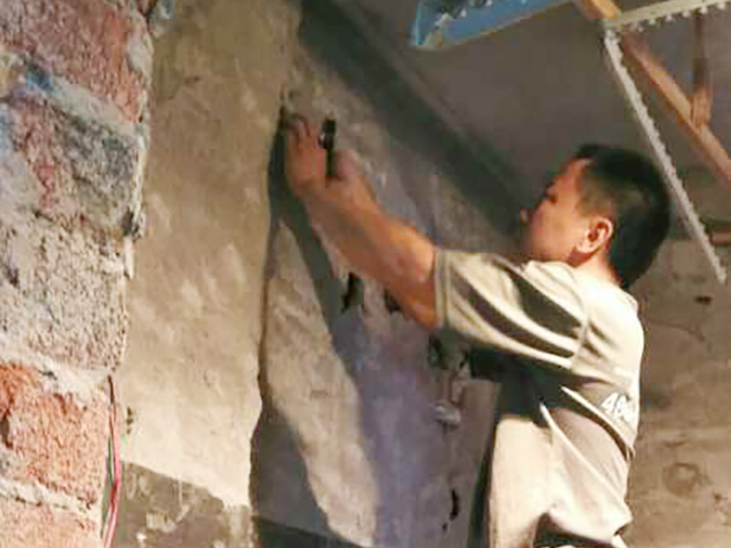 衛(wèi)生間水電改造：既然是改造，肯定是對衛(wèi)生間的格局或是衛(wèi)浴設(shè)施、地磚、墻磚等地方不滿意，但在改造之前你需要將這些不滿意的地方進(jìn)行拆除，且拆除之后的垃圾也要及時清理，避免阻礙施工進(jìn)程。將不需要或是不滿意的地方進(jìn)行拆除后，留下的成品需要進(jìn)行施工保護(hù)，防止磕碰到，還可防止被上面的重物或是棱角碰壞。水電改造可謂是改造衛(wèi)生間的重點，衛(wèi)生間原有的水電路管線往往有許多不合理的布局，所以在改造過程中要對原有的水電路進(jìn)行徹查，看是否存在銹蝕、老化等情況，若有，則需要更換新的電路、水路，如果線路良好，且沒有多大的問題，則只需要添加刪減線路就可以了。同時在改造的時候最好能做到以后維修和保養(yǎng)都比較方便，然后將其做好隱蔽處理。