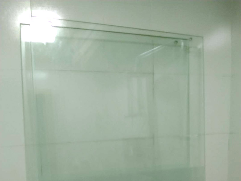 浴室玻璃隔斷拆除：拆除分兩部分，一部分是玻璃隔斷墻，一部分是隔斷玻璃門，一般是先拆玻璃門，拆完后需要主要用包裝保護(hù)，以免運(yùn)輸碰傷，而玻璃墻的拆除可以按照玻璃隔斷安裝的順序倒著來。