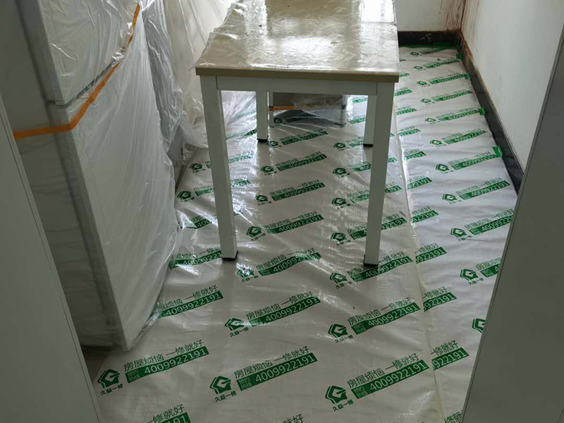 全屋家具成品保護:滿鋪成品瓦楞紙板，再用干凈彩條布滿鋪在普通石膏板上，在彩條布交接處及轉(zhuǎn)角處用膠帶固定，也可選用木芯板或三夾板。材料選用視上人、車情況而定。 用原門框保護膜，或者多層板或密度板，報紙，美紋紙保護。