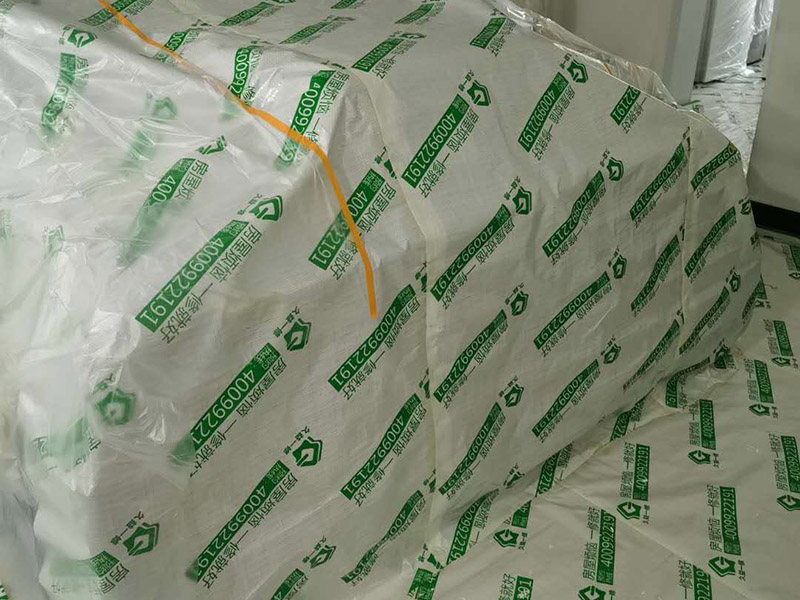 全屋家具成品保護:滿鋪成品瓦楞紙板，再用干凈彩條布滿鋪在普通石膏板上，在彩條布交接處及轉(zhuǎn)角處用膠帶固定，也可選用木芯板或三夾板。材料選用視上人、車情況而定。 用原門框保護膜，或者多層板或密度板，報紙，美紋紙保護。