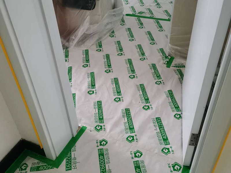 全屋家具成品保護:滿鋪成品瓦楞紙板，再用干凈彩條布滿鋪在普通石膏板上，在彩條布交接處及轉(zhuǎn)角處用膠帶固定，也可選用木芯板或三夾板。材料選用視上人、車情況而定。 用原門框保護膜，或者多層板或密度板，報紙，美紋紙保護。