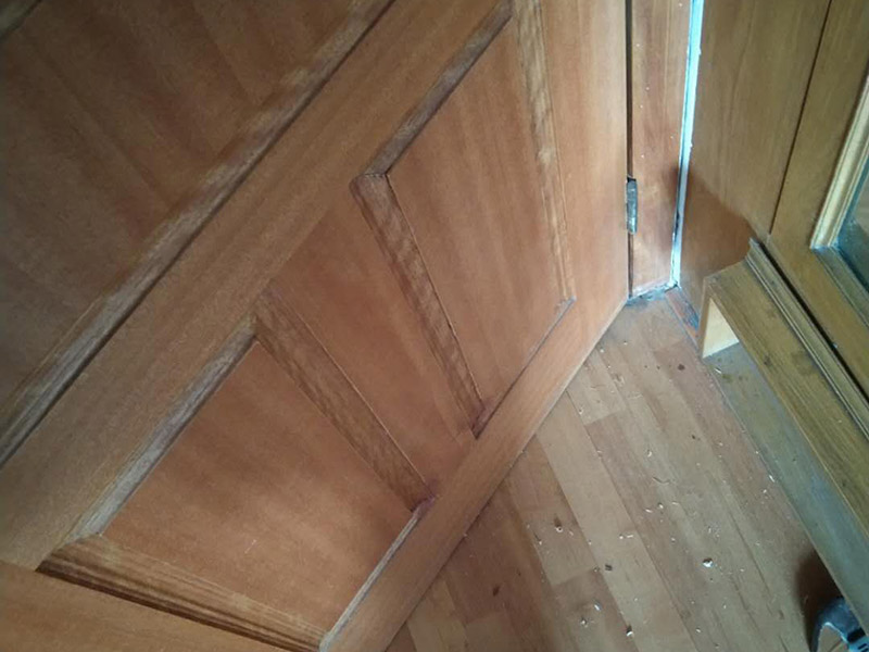 臥室地板局部修補(bǔ)：目前地板的修復(fù)方式大致可分為三種，一種是漆面修復(fù);一種是局部破壞，重裝修復(fù);另外一種是整體重裝修復(fù)。而地磚的修復(fù)方式僅限于局部破換，重裝修復(fù)和整體重裝修復(fù)兩種。這些修復(fù)方式各有利弊，選擇時要區(qū)別對待，除了重新鋪裝，但比較耗時、耗力以外，任何一種修復(fù)方式都不能使地板或地磚恢復(fù)如初。 局部破壞的修復(fù)方式則需要先將需更換的地板破壞掉，然后徹底取出。用工具將要更換的地板短邊處鑿出一個縫隙，再用鋸將需更換的地板表面鋸開;然后將分成小片的地板取出，但一定要保證不破壞周圍的地板;然后將拆下的地板周圍