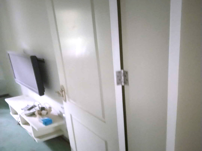 木門(mén)打磨翻新：1、卸下把手等裝飾品：把木門(mén)上面的把手等裝飾品都卸下來(lái)，防止下一步作業(yè)時(shí)劃傷手，也有利于均勻涂刷木門(mén)油漆。 2、打磨：用粗砂紙把需要刷油漆的地方都打磨一遍，注意轉(zhuǎn)角的地方不要打磨的太厲害，保持木門(mén)原來(lái)的形狀。用布沾水，弄成半濕狀，把剛打磨完的木門(mén)上的粉末都擦干凈。拿細(xì)砂紙?jiān)僦匦麓蚰ヒ槐?，同樣要注意轉(zhuǎn)角處。再用沾水布把粉末清理干凈。 3、刷木門(mén)油漆：取油漆、刷子，開(kāi)油漆蓋。把刷子在油漆桶里沾一下，一次不要沾太多的漆。刷漆的規(guī)則是從上到下，從左到右。注意轉(zhuǎn)角及隱藏處也要刷上漆。