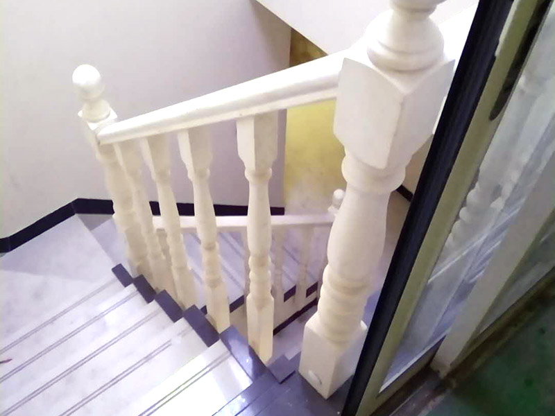 木門(mén)打磨翻新：1、卸下把手等裝飾品：把木門(mén)上面的把手等裝飾品都卸下來(lái)，防止下一步作業(yè)時(shí)劃傷手，也有利于均勻涂刷木門(mén)油漆。 2、打磨：用粗砂紙把需要刷油漆的地方都打磨一遍，注意轉(zhuǎn)角的地方不要打磨的太厲害，保持木門(mén)原來(lái)的形狀。用布沾水，弄成半濕狀，把剛打磨完的木門(mén)上的粉末都擦干凈。拿細(xì)砂紙?jiān)僦匦麓蚰ヒ槐?，同樣要注意轉(zhuǎn)角處。再用沾水布把粉末清理干凈。 3、刷木門(mén)油漆：取油漆、刷子，開(kāi)油漆蓋。把刷子在油漆桶里沾一下，一次不要沾太多的漆。刷漆的規(guī)則是從上到下，從左到右。注意轉(zhuǎn)角及隱藏處也要刷上漆。