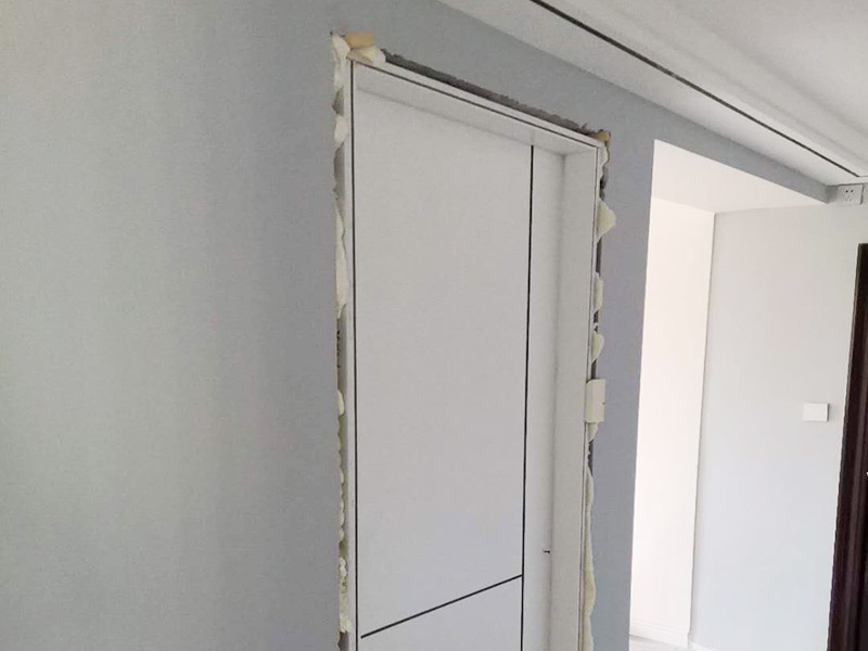 臥室木門(mén)安裝：首先要組裝門(mén)套。在上一個(gè)木門(mén)安裝步驟中我們已經(jīng)將木門(mén)的各個(gè)部件整理好了，所以此時(shí)只需要將門(mén)套與立板根據(jù)編號(hào)接合。接下來(lái)將門(mén)套安裝進(jìn)門(mén)洞里。應(yīng)該先將門(mén)套的四周固定好，要注意門(mén)套是否與地面垂直，這時(shí)候的木門(mén)安裝標(biāo)準(zhǔn)是垂直誤差不可以超過(guò)2mm,水平誤差不允許超過(guò)1mm。然后就是安裝門(mén)扇了，密封條一定要做好。最后是安裝五金，包括門(mén)鎖、合頁(yè)、門(mén)吸等，一定要確保靈活、牢固。